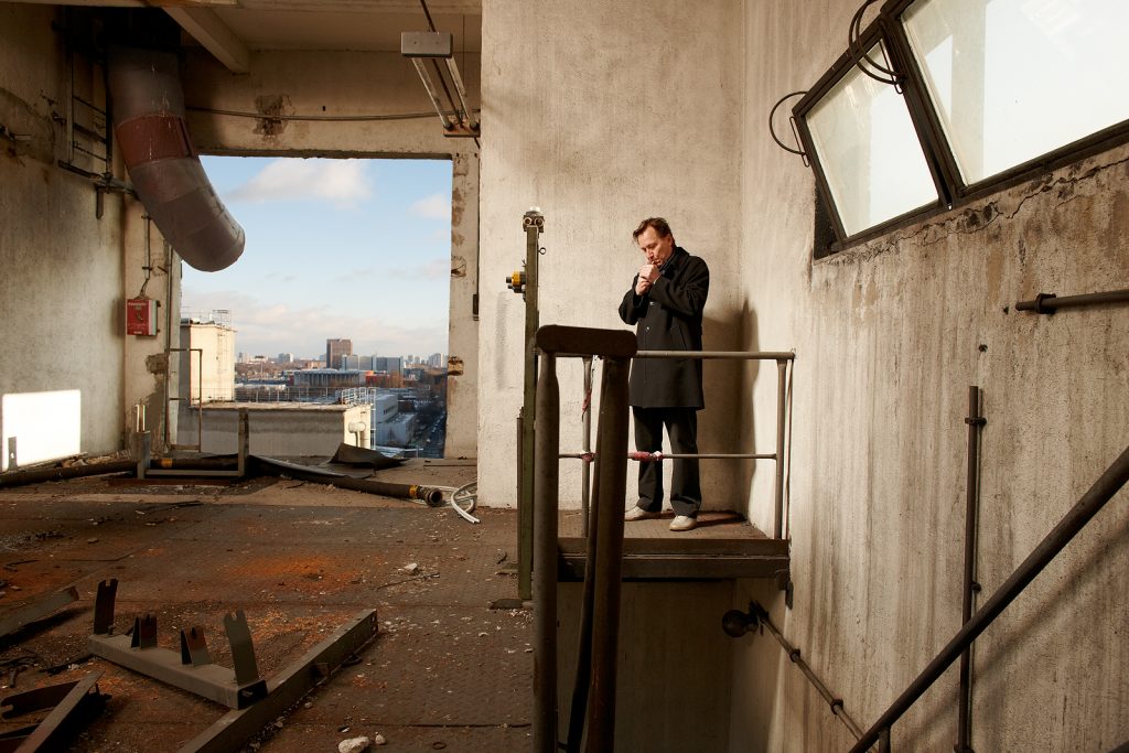 Der Architekt, Arno Brandlhuber im obersten Stockwerk eines stillgelegten Förderturms auf dem Vulkangelände in Berlin Lichtenberg, Dez. 2012